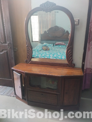 ড্রেসিং টেবিল